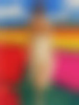 Девушка в тюльпановом поле — раскраска 18+
