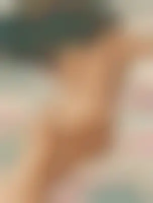 Волнистые волосы спящей — раскраска 18+
